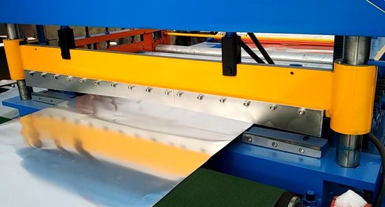 12m/min het Broodje van het kleurenstaal Vormen zich Machinaal gesneden aan Lengtelijn